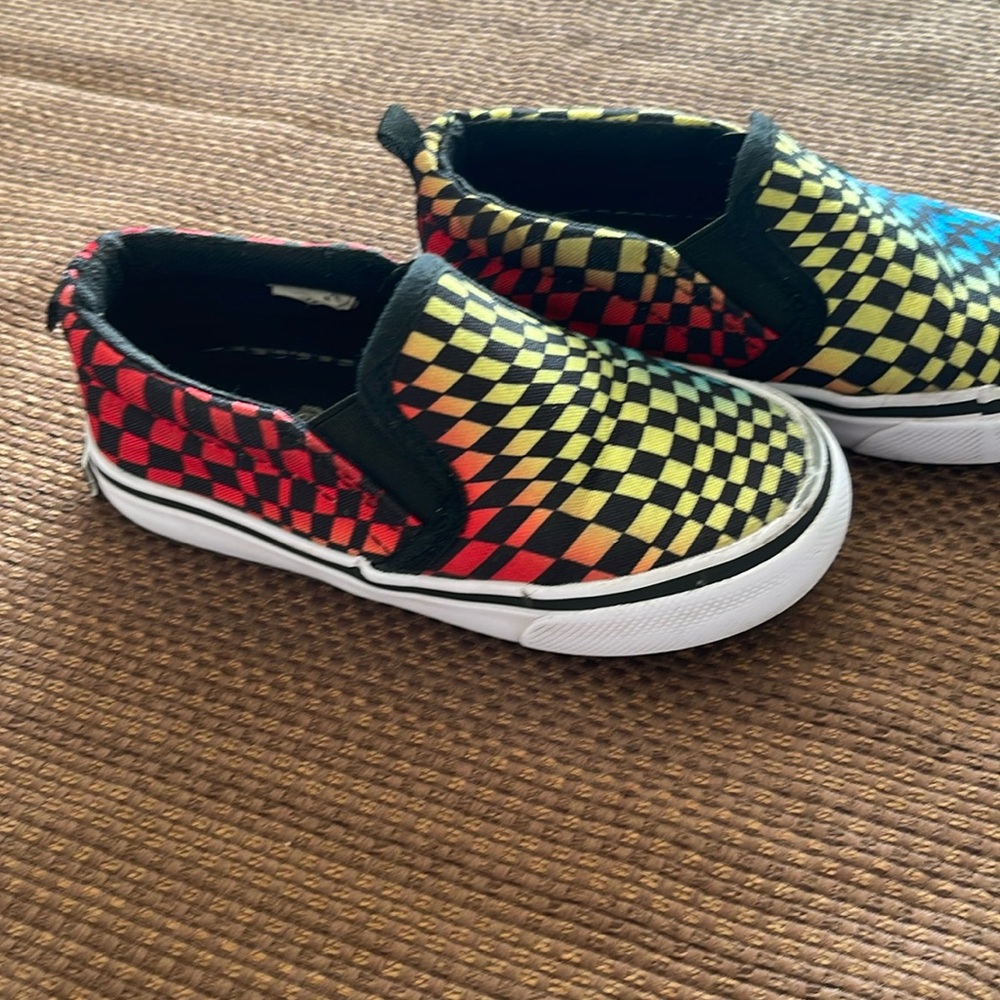 Boys Tommy Bahamas slid on tennie shoes-smug on front of shoes          Bin 1
